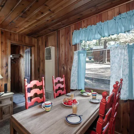 Pine Cabin, 2 Bedrooms, Fireplace, Midtown, Sleeps 6